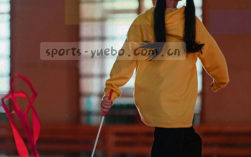 数据编辑与赛事观察员在比赛周操作设备的手部特写